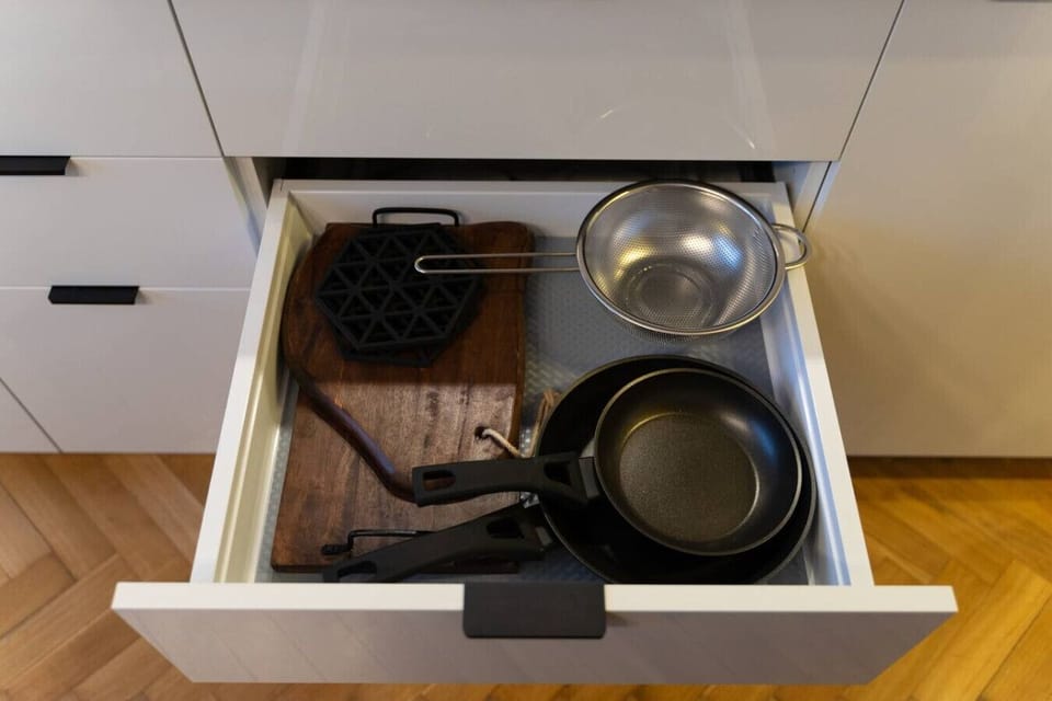 Kitchen with A/C | Book Now with RENTUJEMY.COM