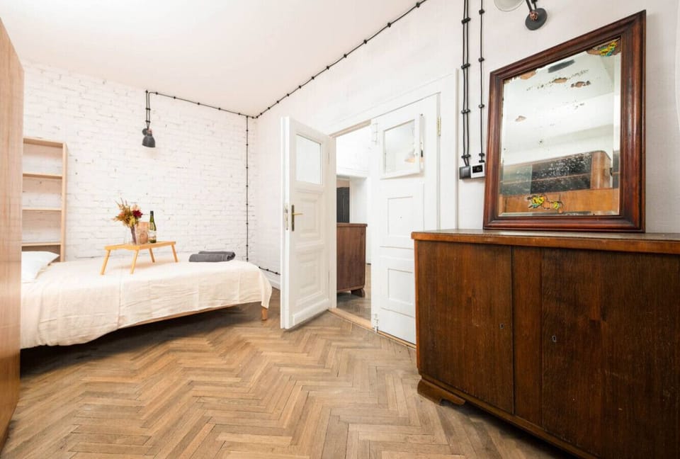 Bedroom with Queen Bed | Book Now with RENTUJEMY.COM