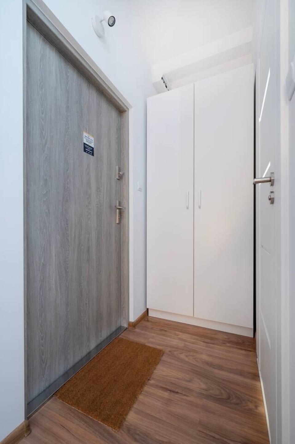 Wardrobe and Corridor | Book Now with RENTUJEMY.COM