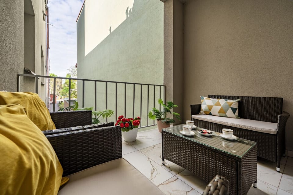 Balcony | Book Now with RENTUJEMY.COM