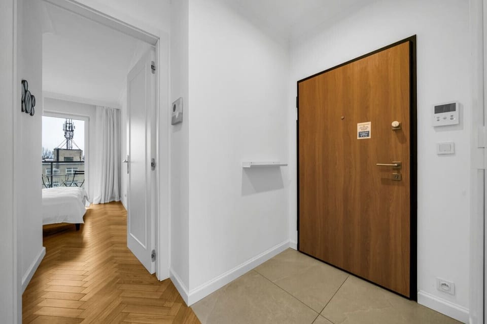 Bedroom with Queen Bed and Balcony | Book Now with RENTUJEMY.COM