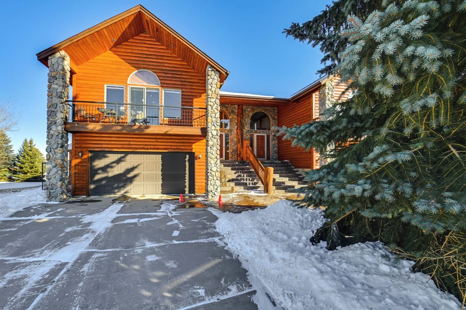 Townhome Exterior | Keyless Entry | 3 Mi to Downtown