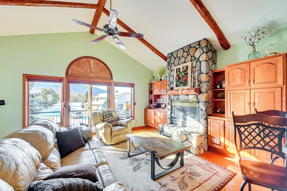 Living Room | Upper Level | Fireplace | Free WiFi