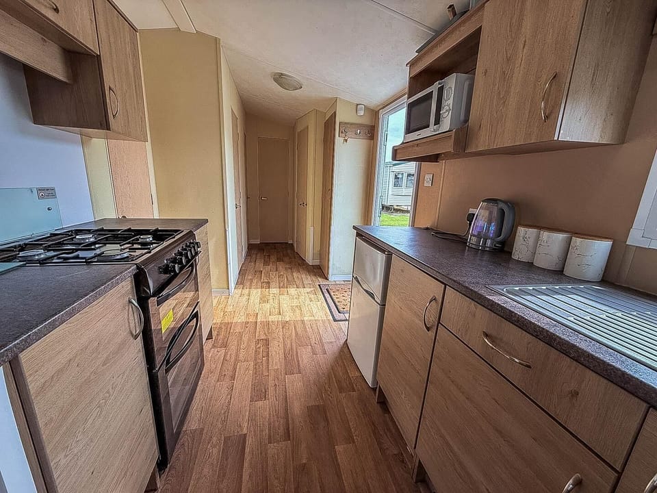 Looking for last-minute weekend getaways? Head to Skegness for a relaxing UK staycation in a comfortable caravan with a cosy kitchen for all your cooking needs.