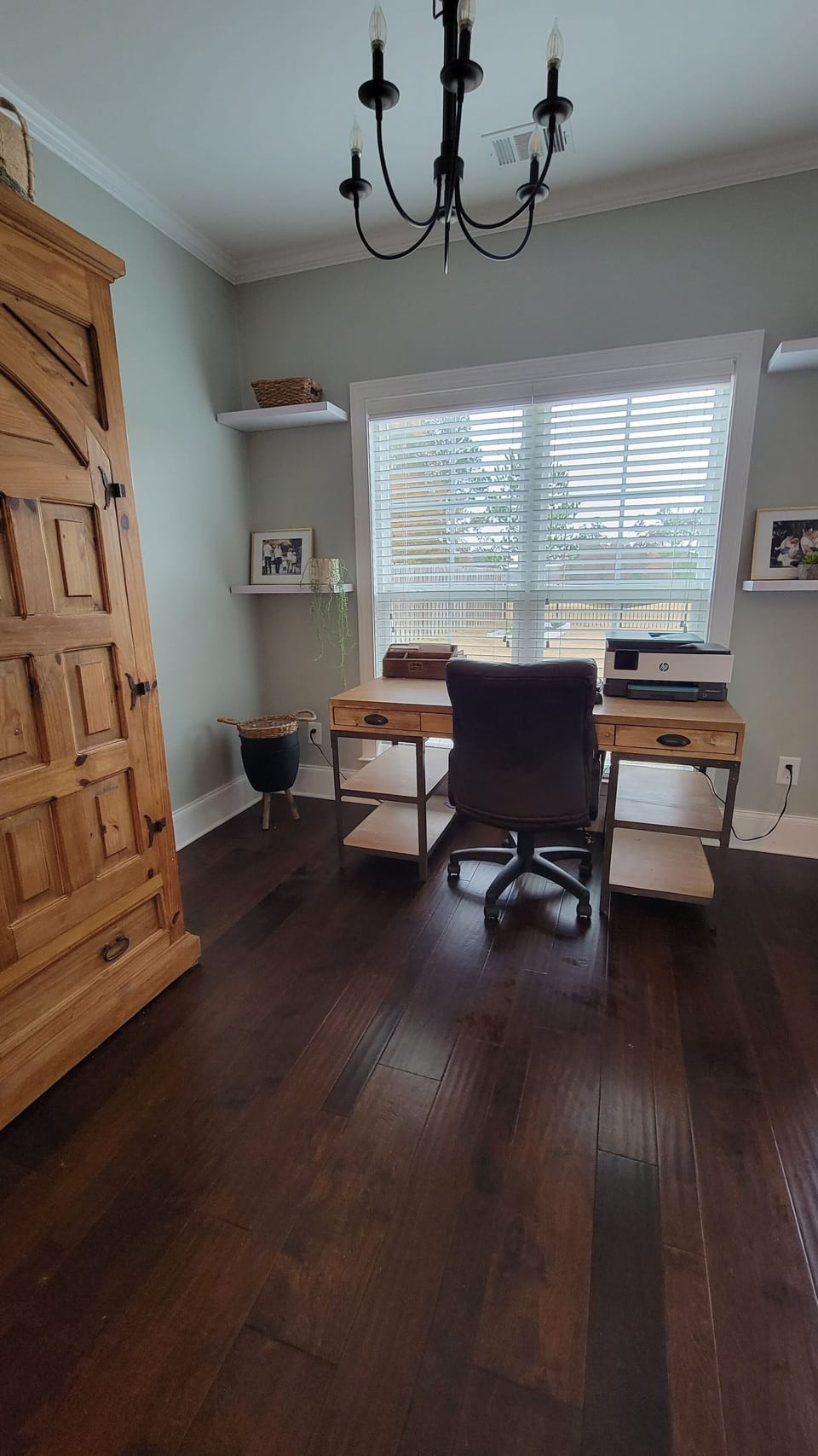 Office area with blue tooth printer access. Renters must use their own devices. 