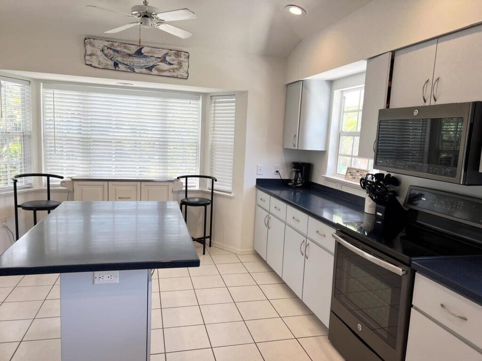 4BR Bayfront Home – Dock, Pool & Beach Access (2000)