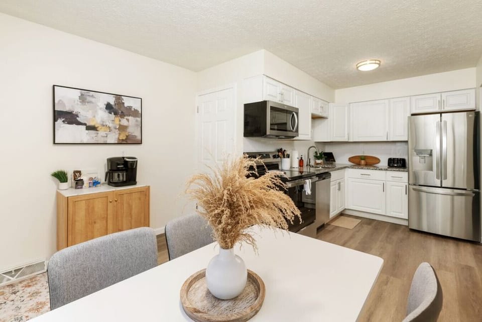 Fully Furnished Eat-In Kitchen