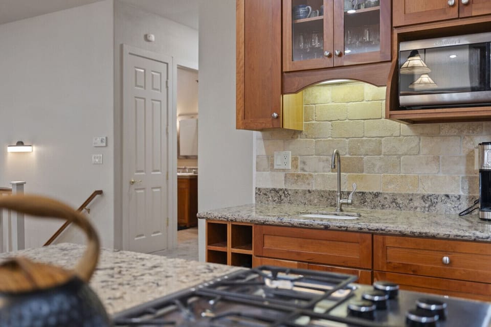 Wet bar and complimentary coffee and tea