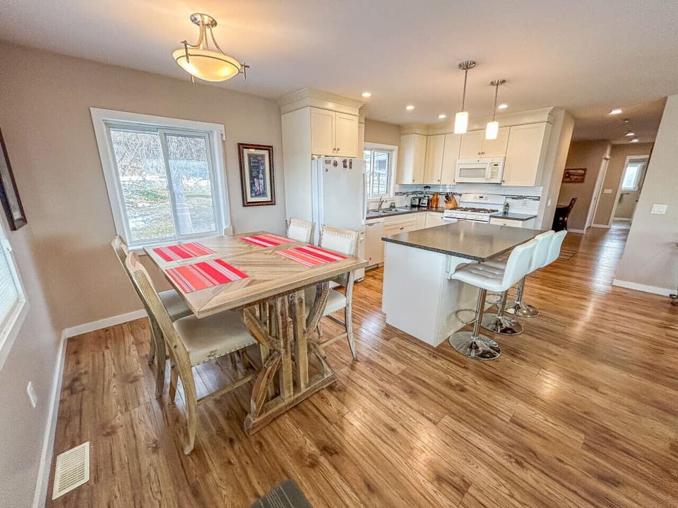 Dining Area & Fully Equipped Kitchen