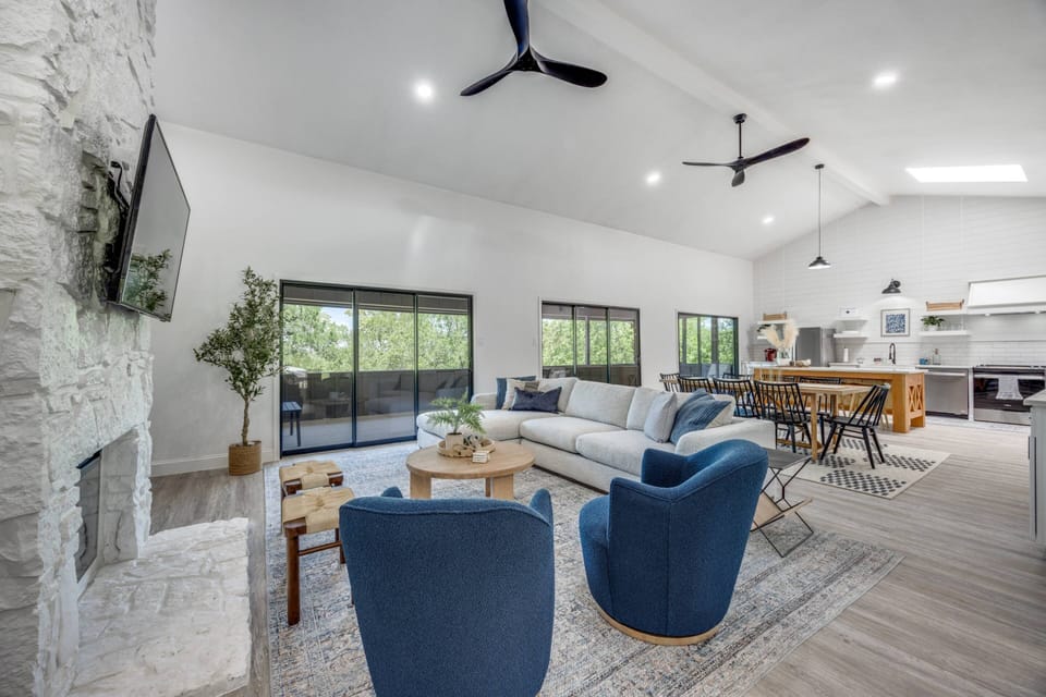 Spacious living room adjacent to gourmet kitchen, covered porch, equipped with Smart TV, Fireplace, Central Air