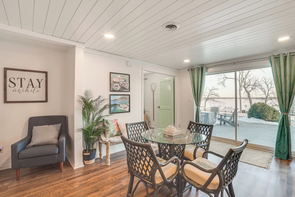Dining Area | Single-Story Apartment | Open Floor Plan | Lake View