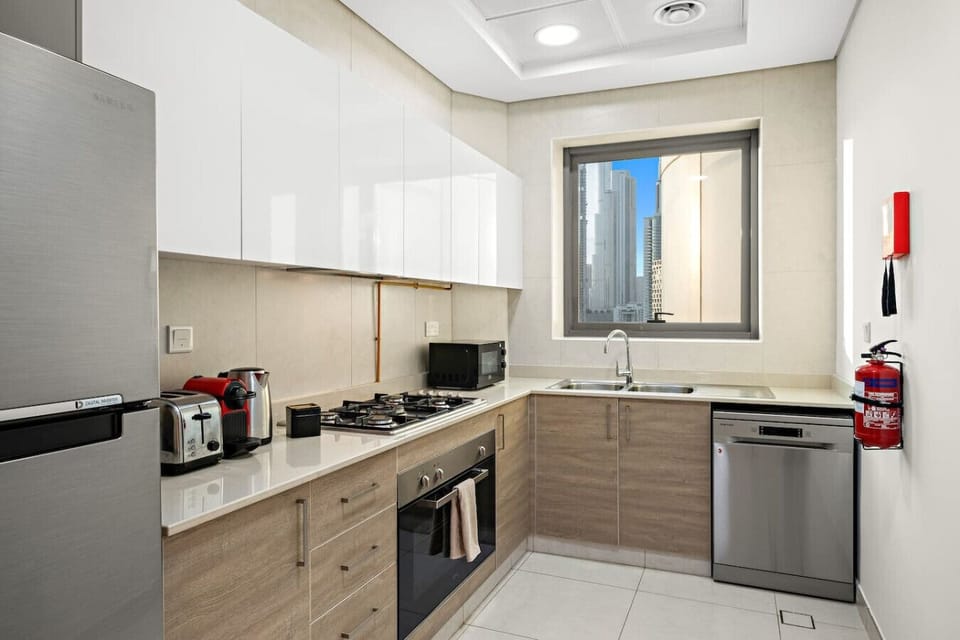 Gourmet Kitchen: Modern appliances with a skyline view—cook up magic in Dubai!