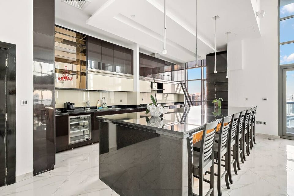 Gourmet Kitchen: Sleek countertops and city views make cooking a delight!