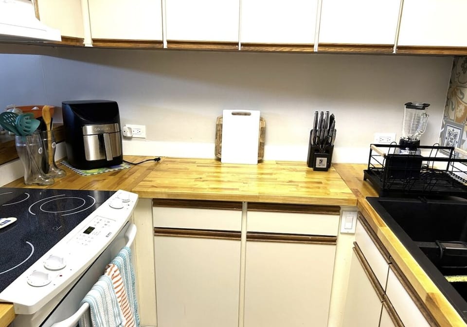 Fully equipped kitchen with dishwasher, disposal, microwave and more