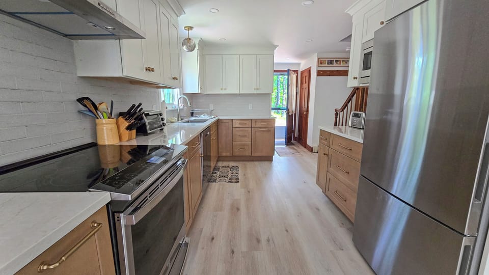 Nicely equippled kitchen with stainless appliances