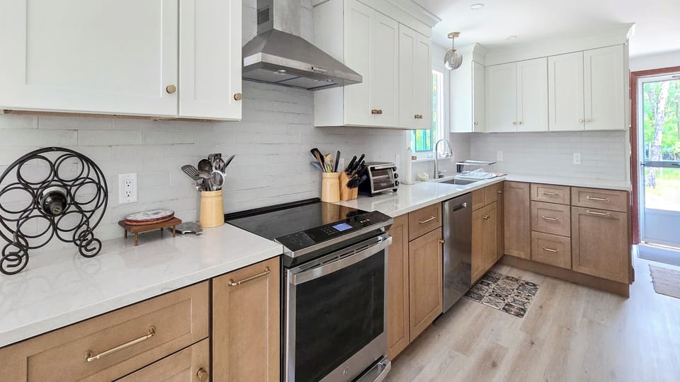 Nicely equippled kitchen with stainless appliances
