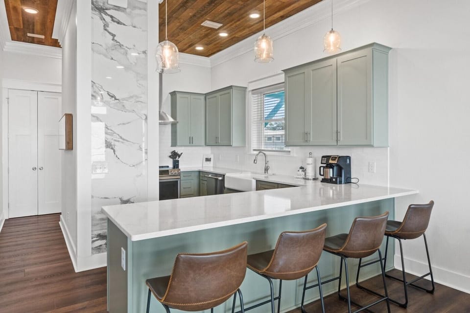 Kitchen with Breakfast Bar