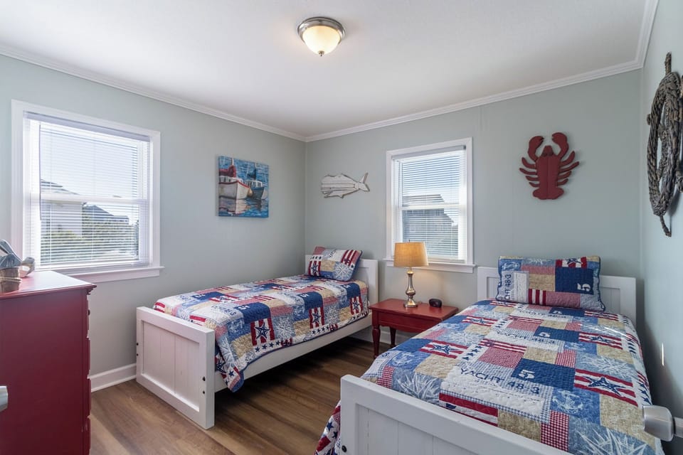Twin bedroom - This twin bedroom is relaxing, cozy and serene with two twin beds, an LED Smart Tv and ample storage.