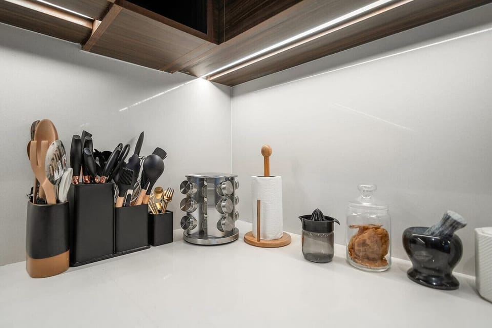 Kitchen: Sleek design with stylish utensils—perfect for your culinary adventures in Dubai!