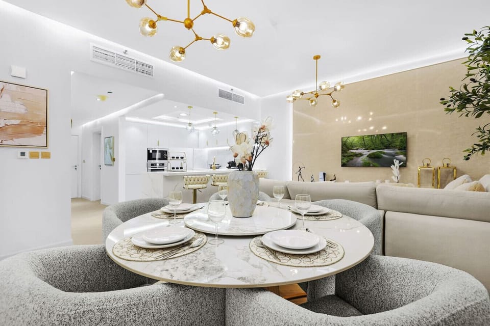 Dining Room: Elegant space for gatherings with chic decor and beautiful lighting! Enjoy unforgettable meals!