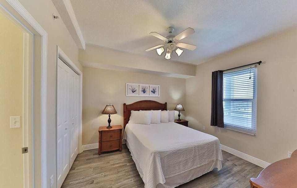 Secondary guest bedroom with queen bed and ensuite bathroom (sleeps 2)