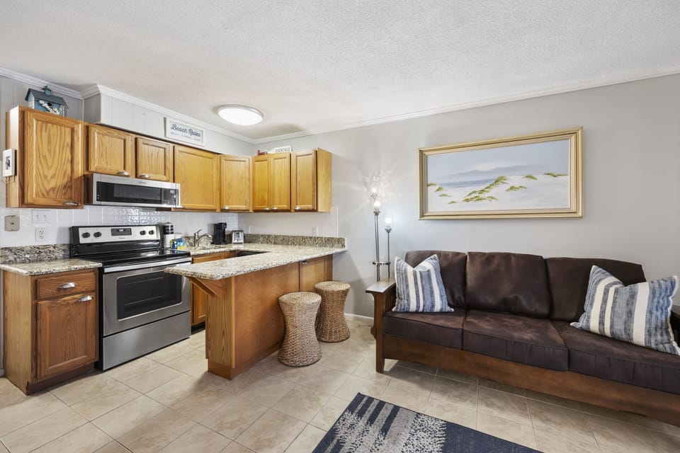 The open floor plan makes this 1 bed/1 bath condo so spacious!