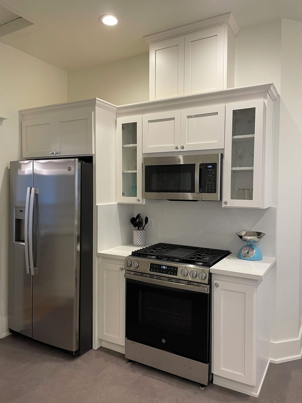 Kitchen has a blender, waffle maker, Keurig & drip coffee machine, & more.