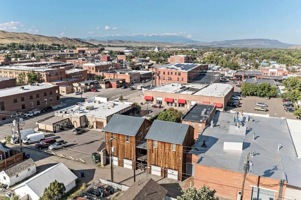 The Mill House condos are centrally located, just blocks from downtown shops, art galleries, bars and eateries. 