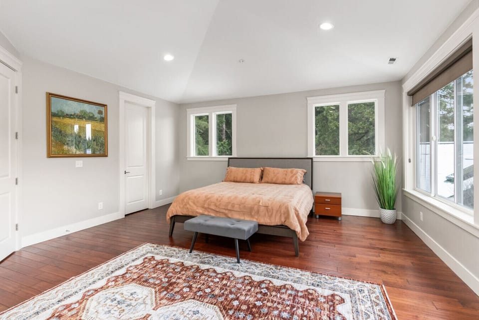 Master Bedroom with direct Lake View