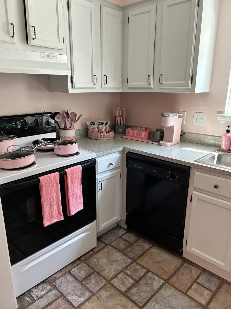 Pink details in kitchen