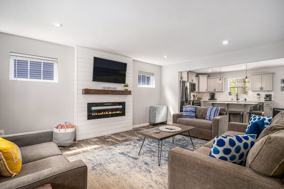 Spacious Living Room - Smart TV - Electric Fireplace
