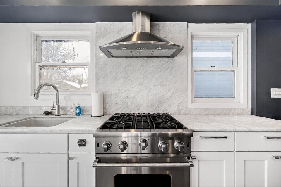 Luxurious Kitchen with Viking Range