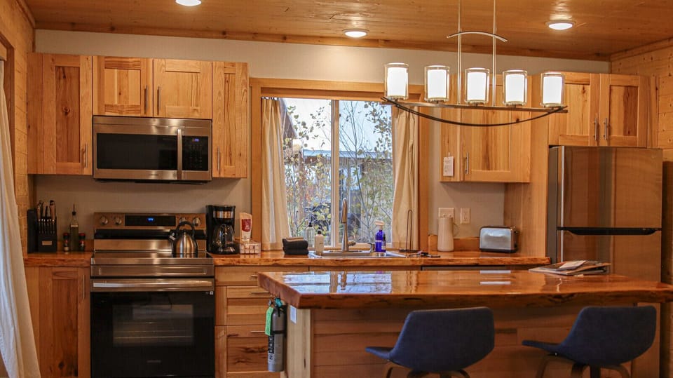 Full kitchen amenities