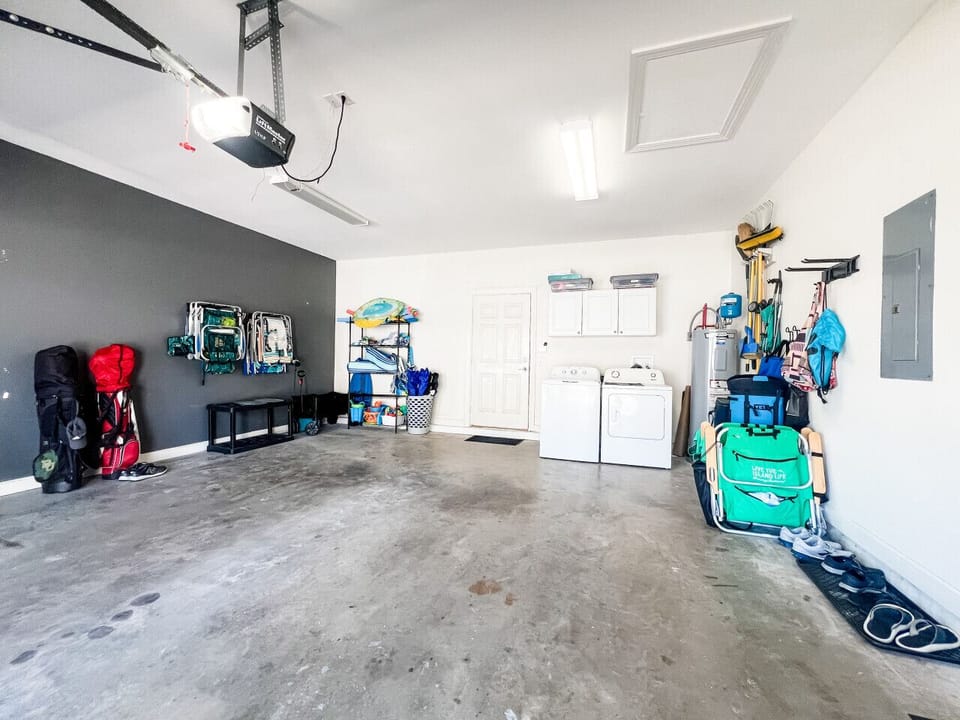 Oversized Garage w/ Laundry