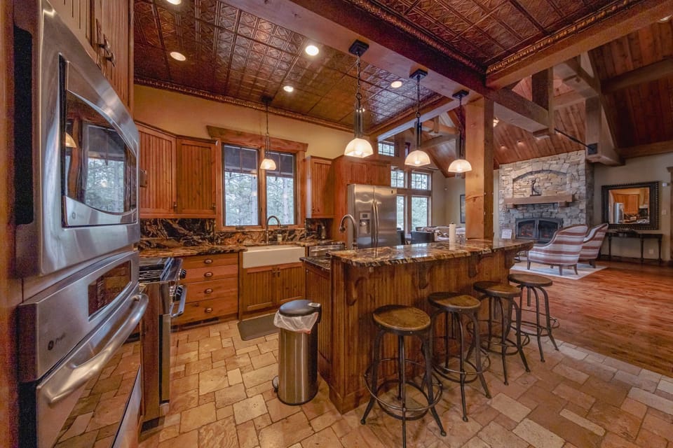 Fully equipped kitchen with counter seating 