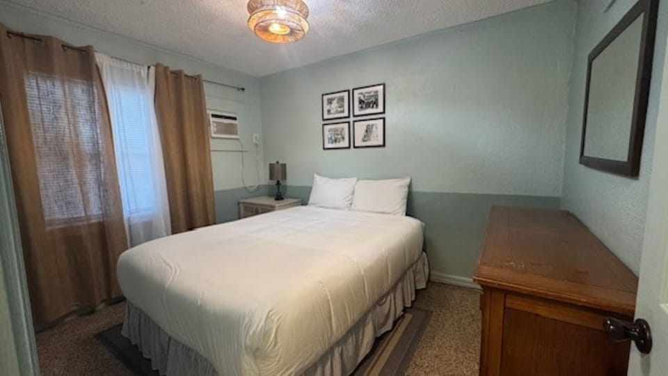 Bedroom - 1 Queen Bed