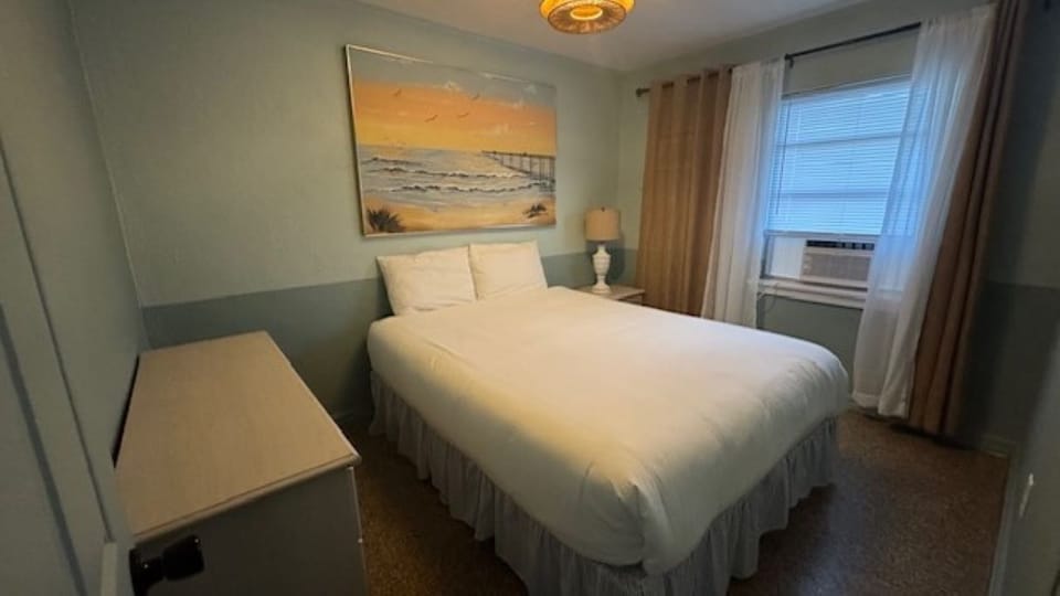 Bedroom - 1 Queen Bed