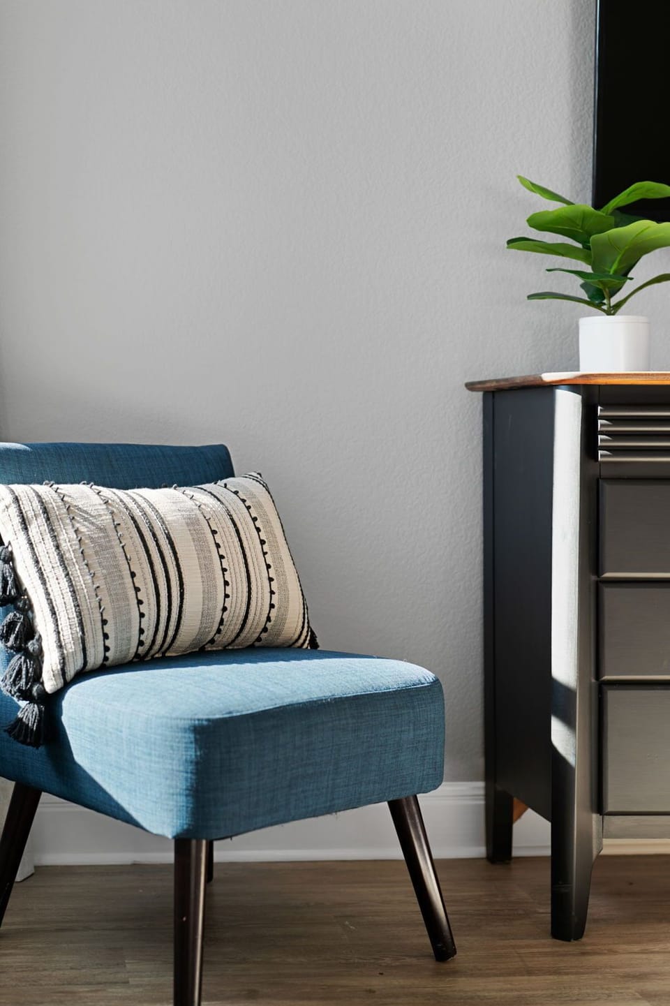 Lay back, relax, and enjoy the tranquility of this bedroom. 🏡🌙