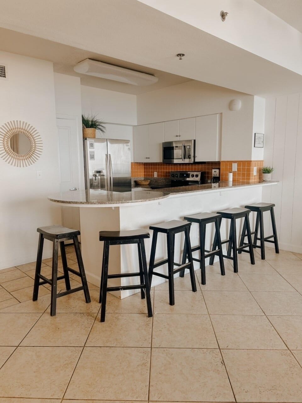 Large island seats 6, full kitchen includes ice maker.
