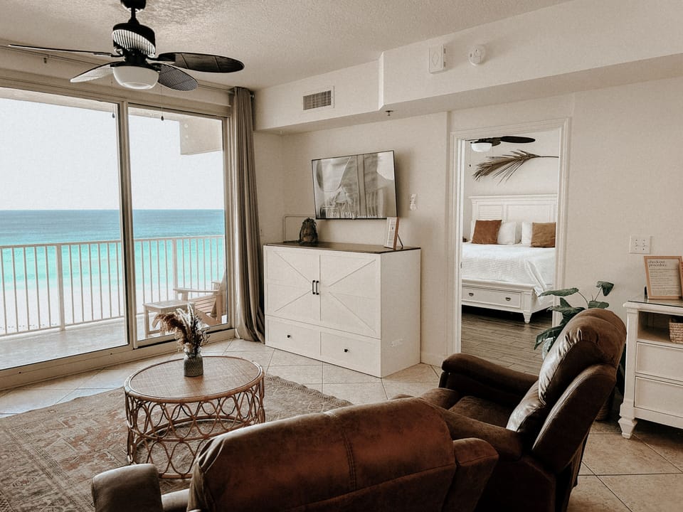 Thoughtfully designed condo at Shores of Panama. Queen Murphy bed