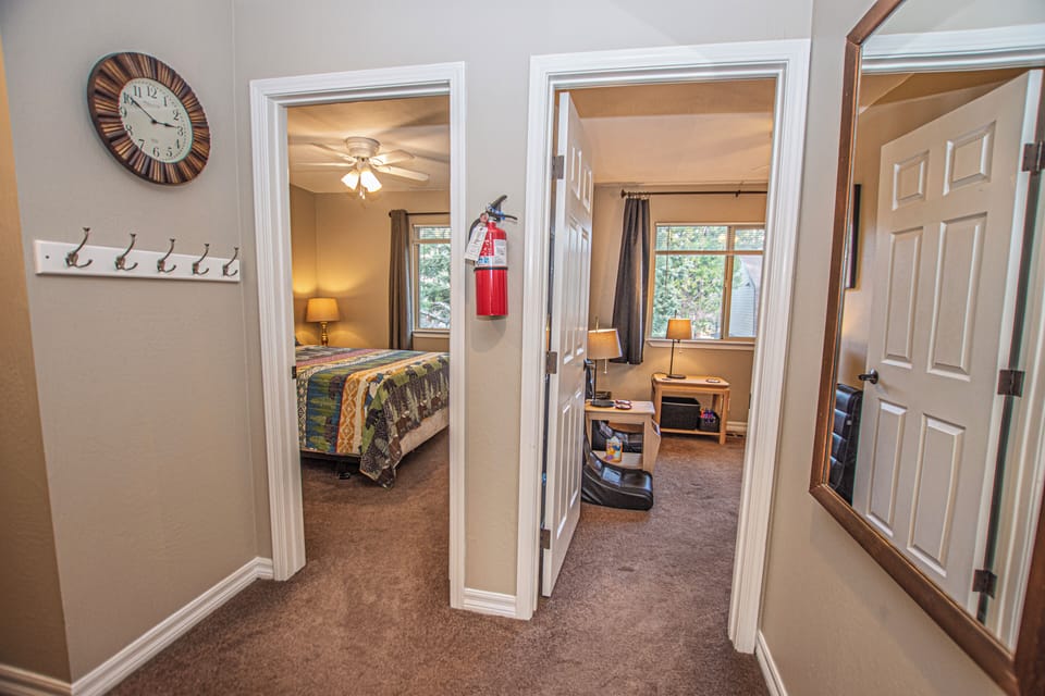Lake Forest 117 - Bedrooms Hallway
