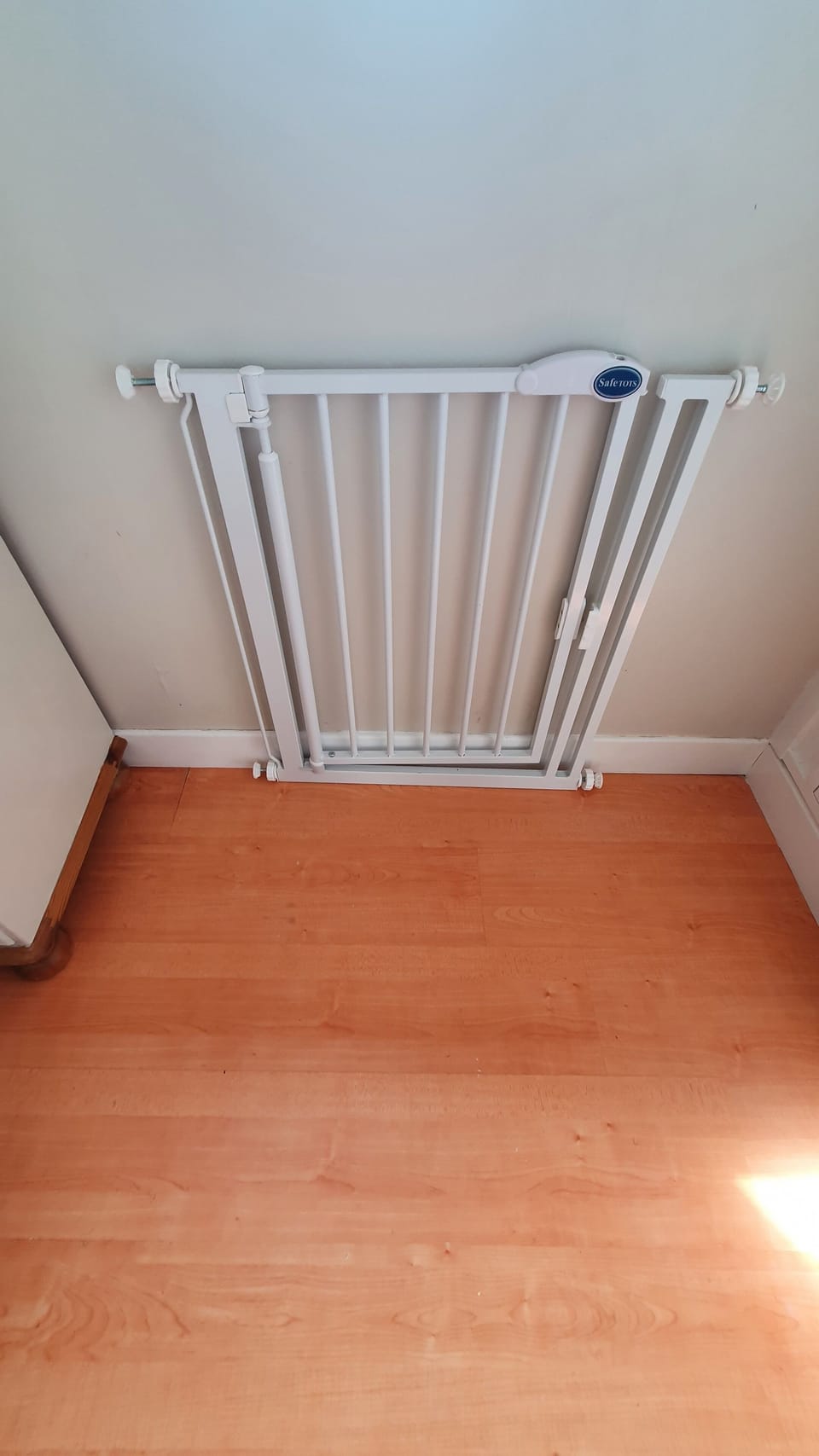 Stair top child gate