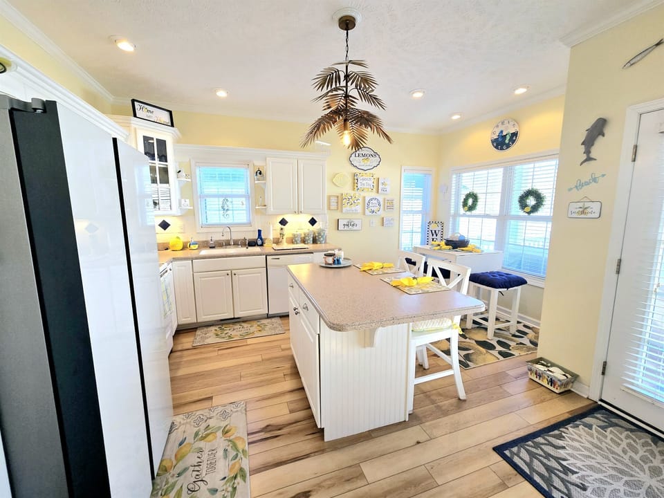 Full Eat-in Kitchen