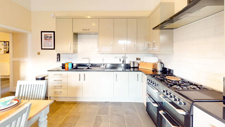 A fully equipped modern kitchen with dining area, ideal for preparing meals and relaxing
