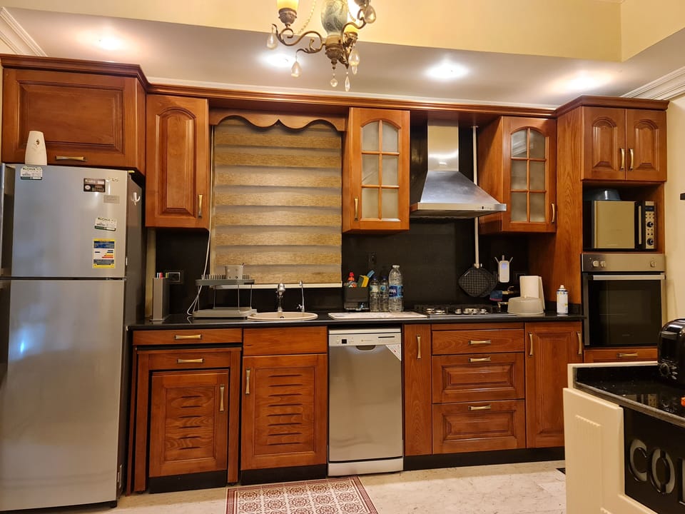 Fully equiped kitchen with diswasher, movable working top, fridge, microwave.