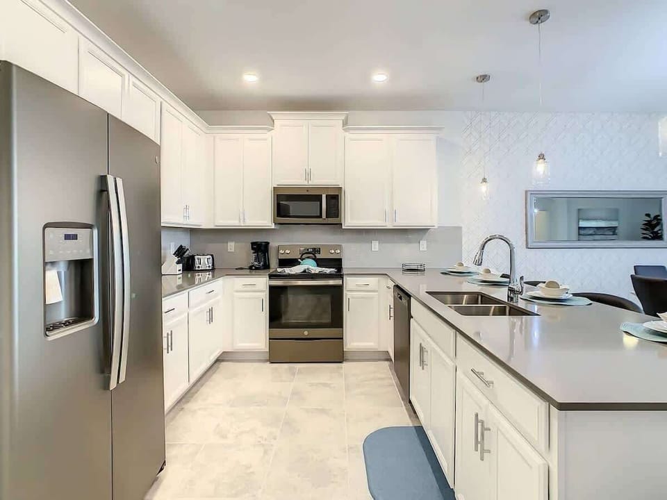 Fully equipped kitchen with stainless steel appliances — perfect for family meals during your Orlando getaway.