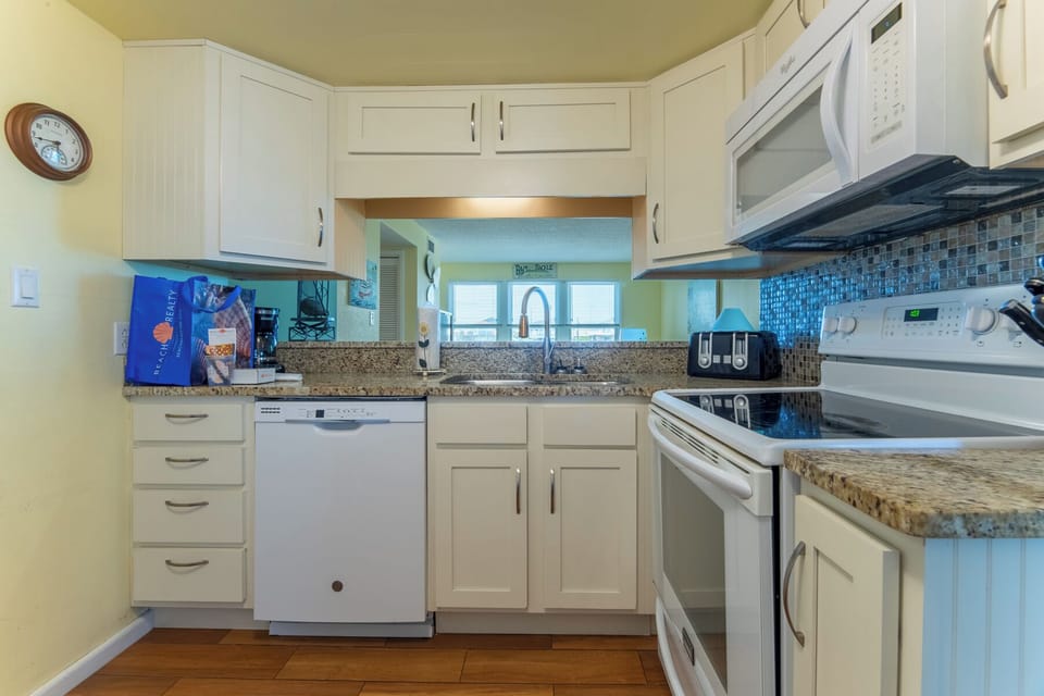 Kitchen w/Granite Countertops