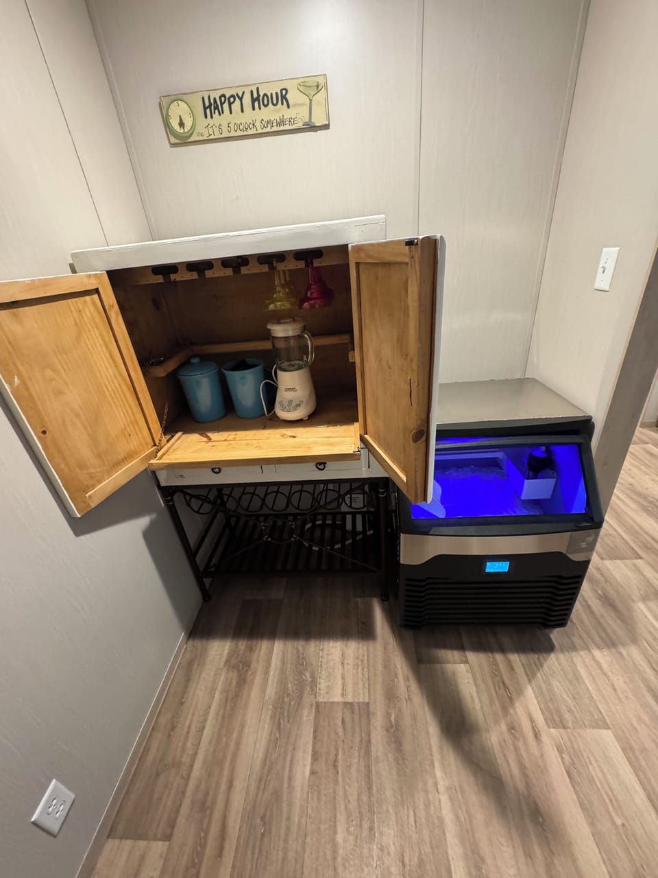 Bar with Ice Machine