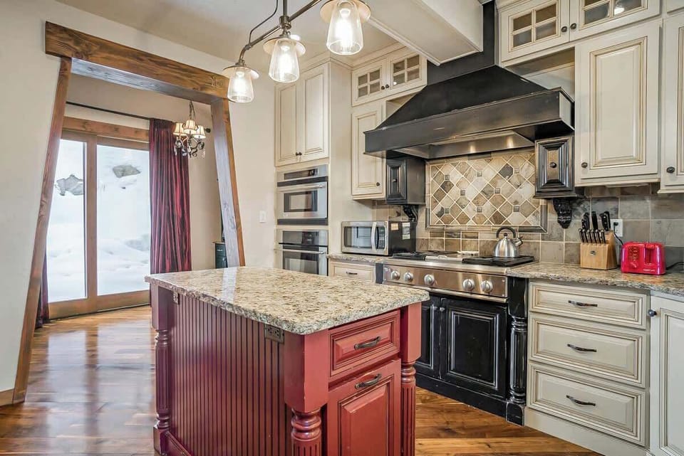 From morning coffee to evening feasts, this high-end kitchen is designed for ease, style, and shared moments—with ample counter space and elegant finishes.