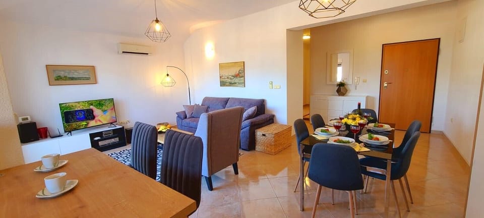 Living/dining area